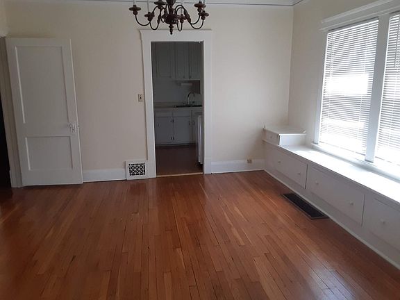 Dining room w/window seat