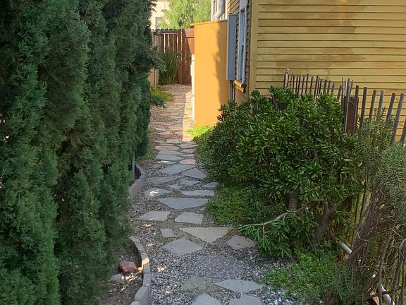 Independent passageway from the street to unit.