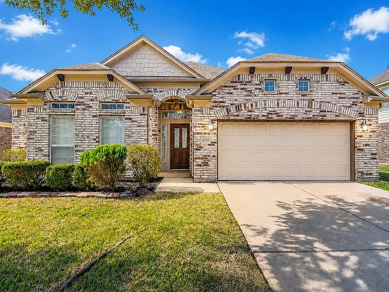 4215 Mill Oaks Dr — Photo 1