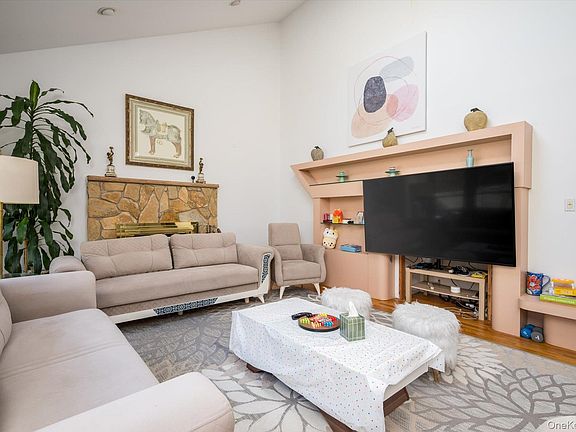 4th image of 25 Princeton Drive