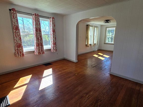 3rd image of 1233 New London Rd