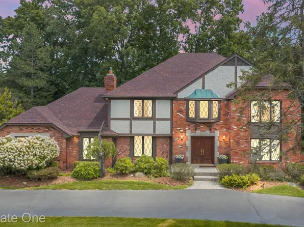 4279 Pine Ln, Orchard Lake, MI 48323