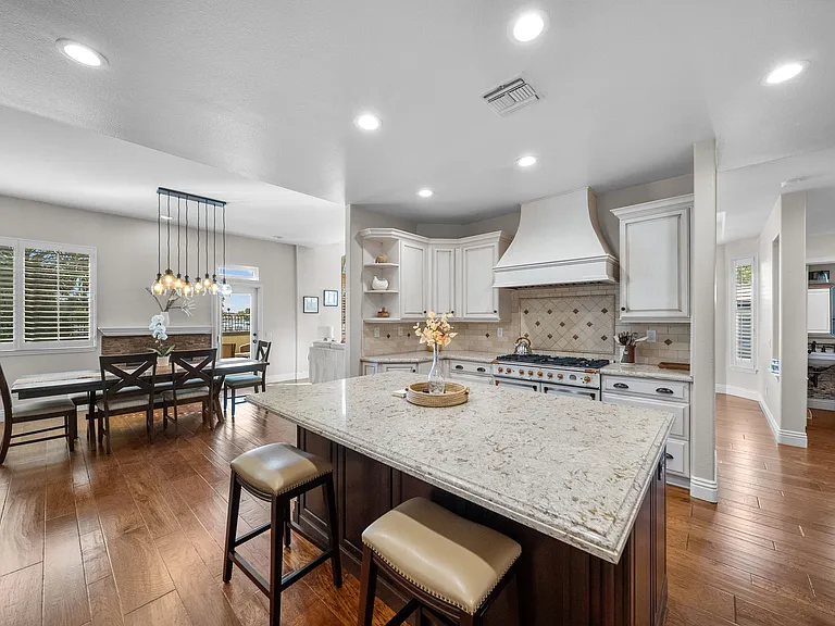 32201 Lakeport Dr — Photo 4