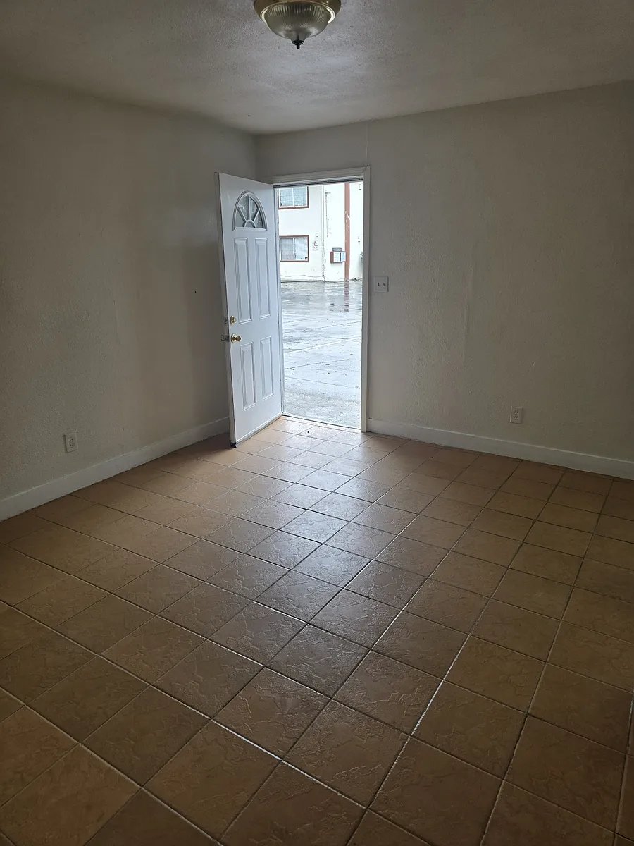 Building Photo - 2556 Traction Ave #1