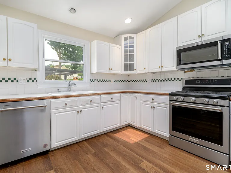 18 Elm Tree Pl #1 — Photo 7