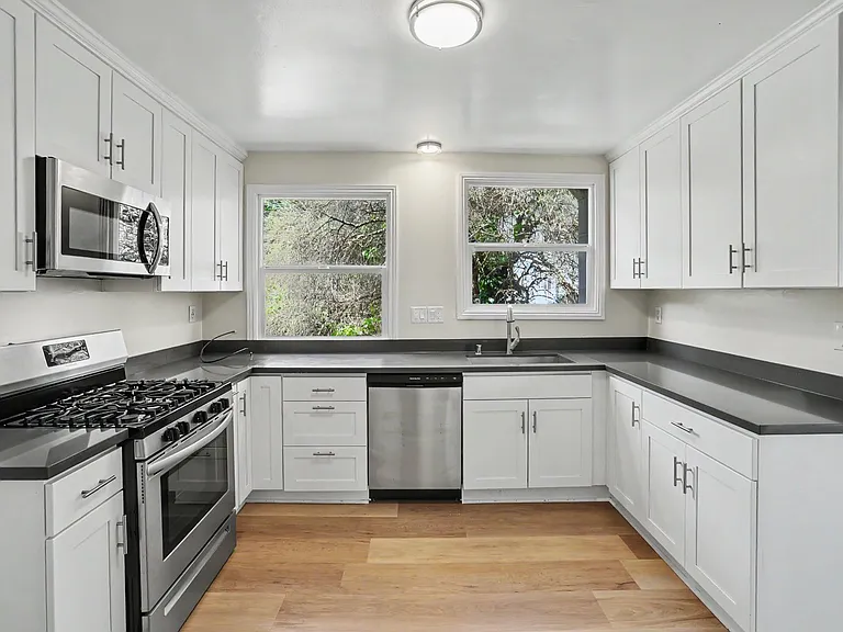 Renovated 3br W/ Dining Room. Views! Parking Avail., Free Laundry! — Photo 1