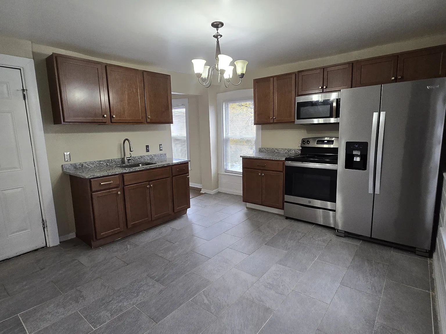 2 bed, 1000 sqft, $1,975 — Photo 2