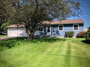 11 Gannett Rd, Farmington, NY 14425