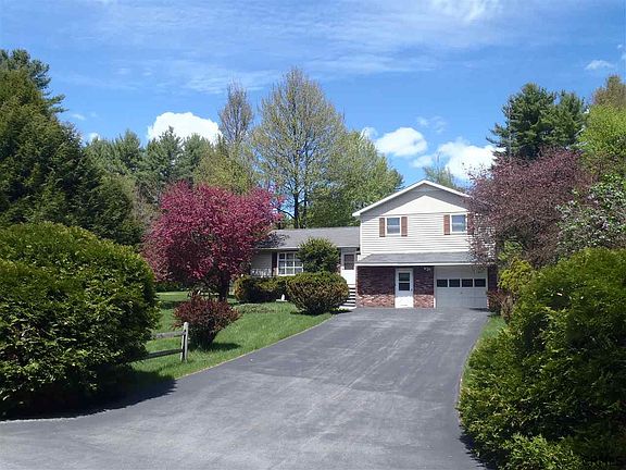 5th image of 16 Fenway Dr