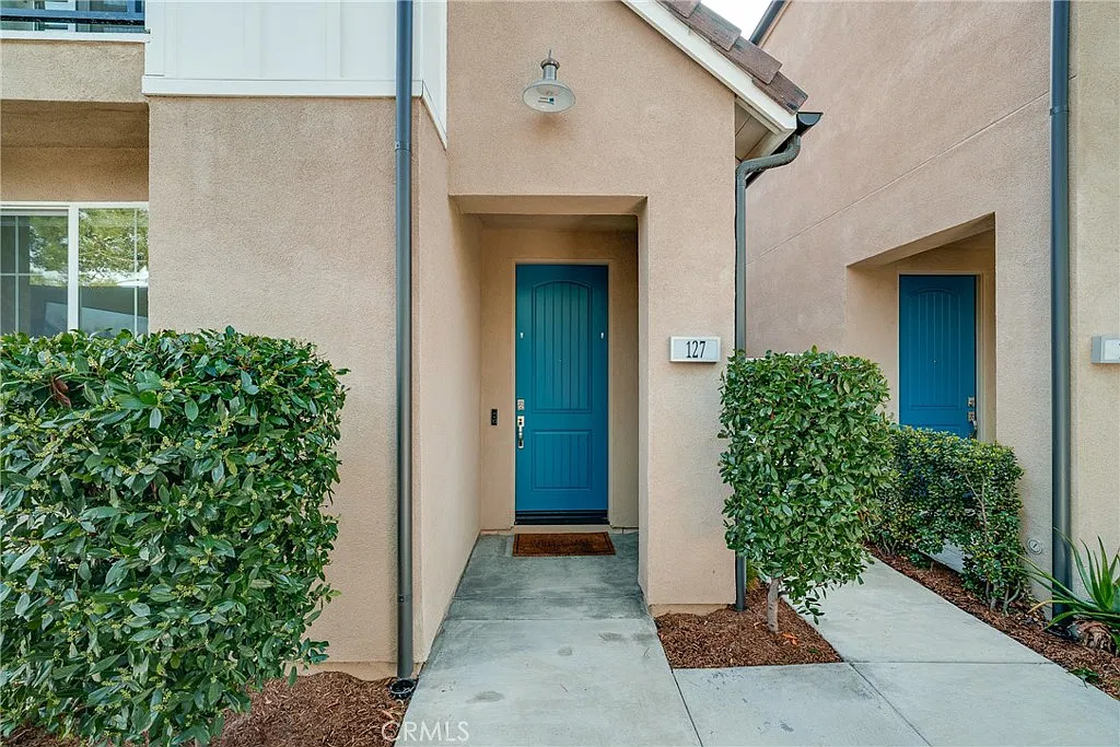3 bed, 2.5 bath, 1656 sqft, $5,200 — Photo 3