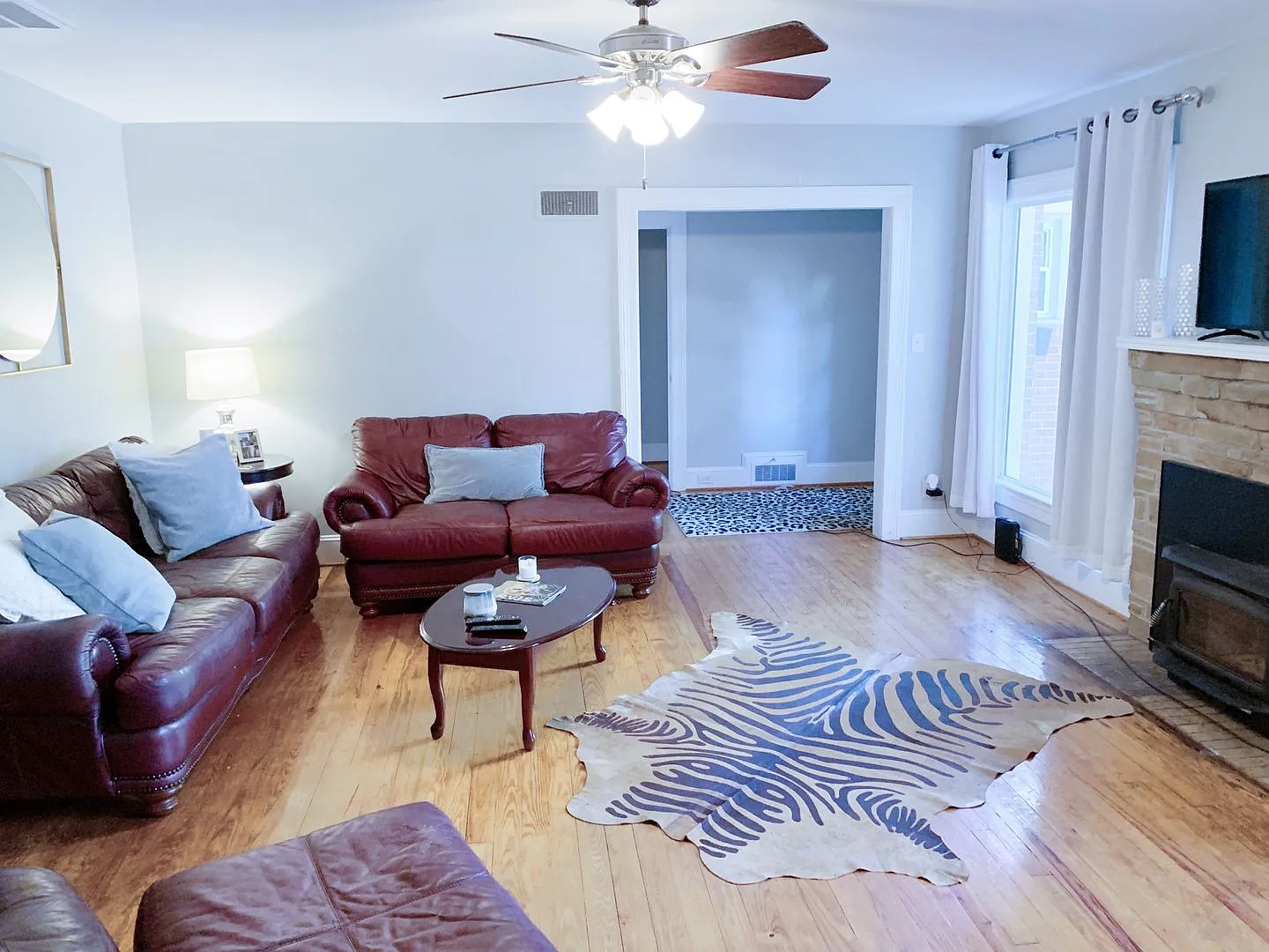 Great home for 4 or 3 people! Fenced in backyard! — Photo 4