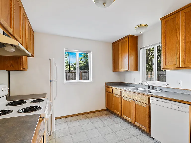 760 NW Paragon Pl — Photo 3
