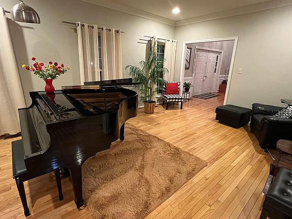 4th image of 723 Julian Dr