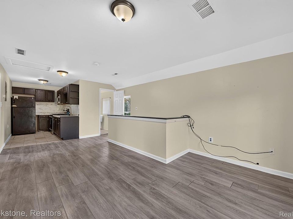 132 E Howard St, photo 22
