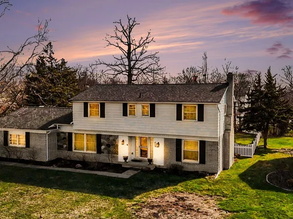 26031 Hidden Ln, Grosse Ile, MI 48138