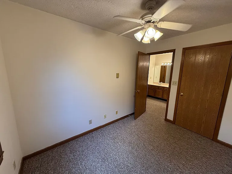 Leslie Manor Apartments — Photo 26