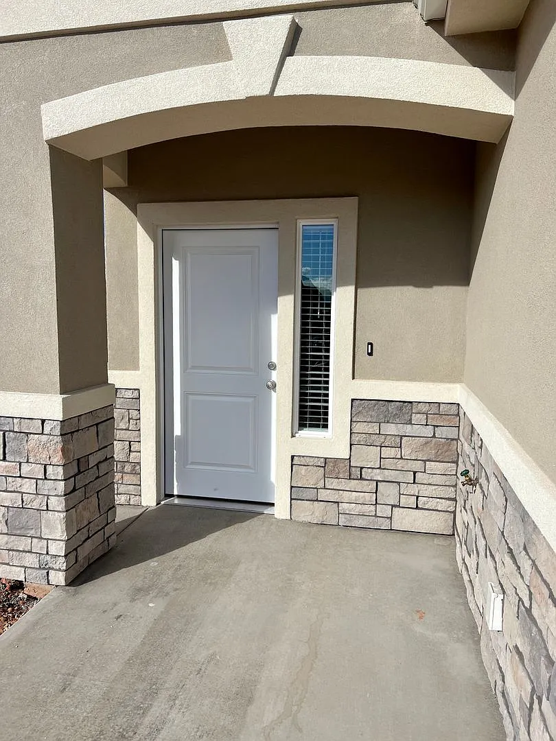 Building Photo - 1042 S 1450 E #8