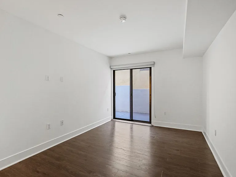 Large-Size Bedroom with Balcony
