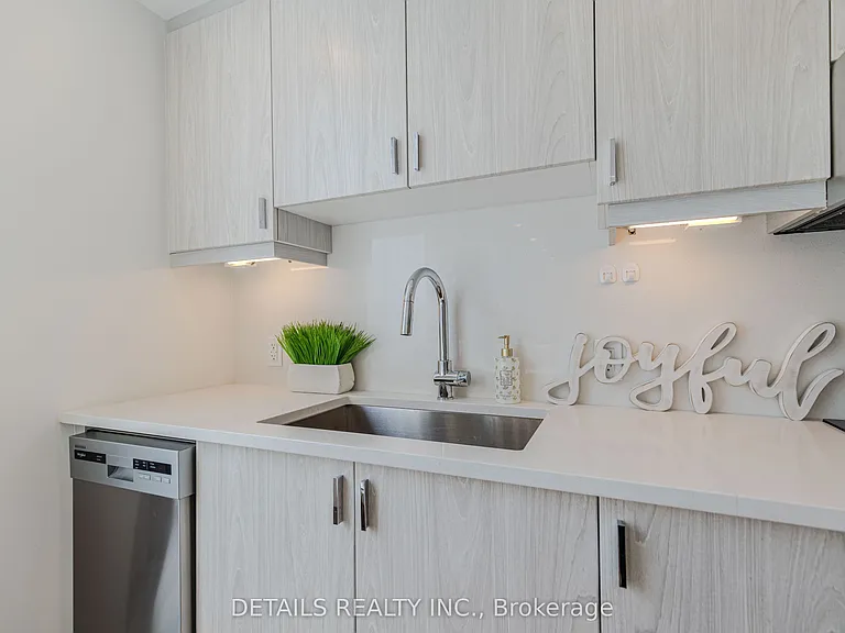 340 Queen St #1008 — Photo 11