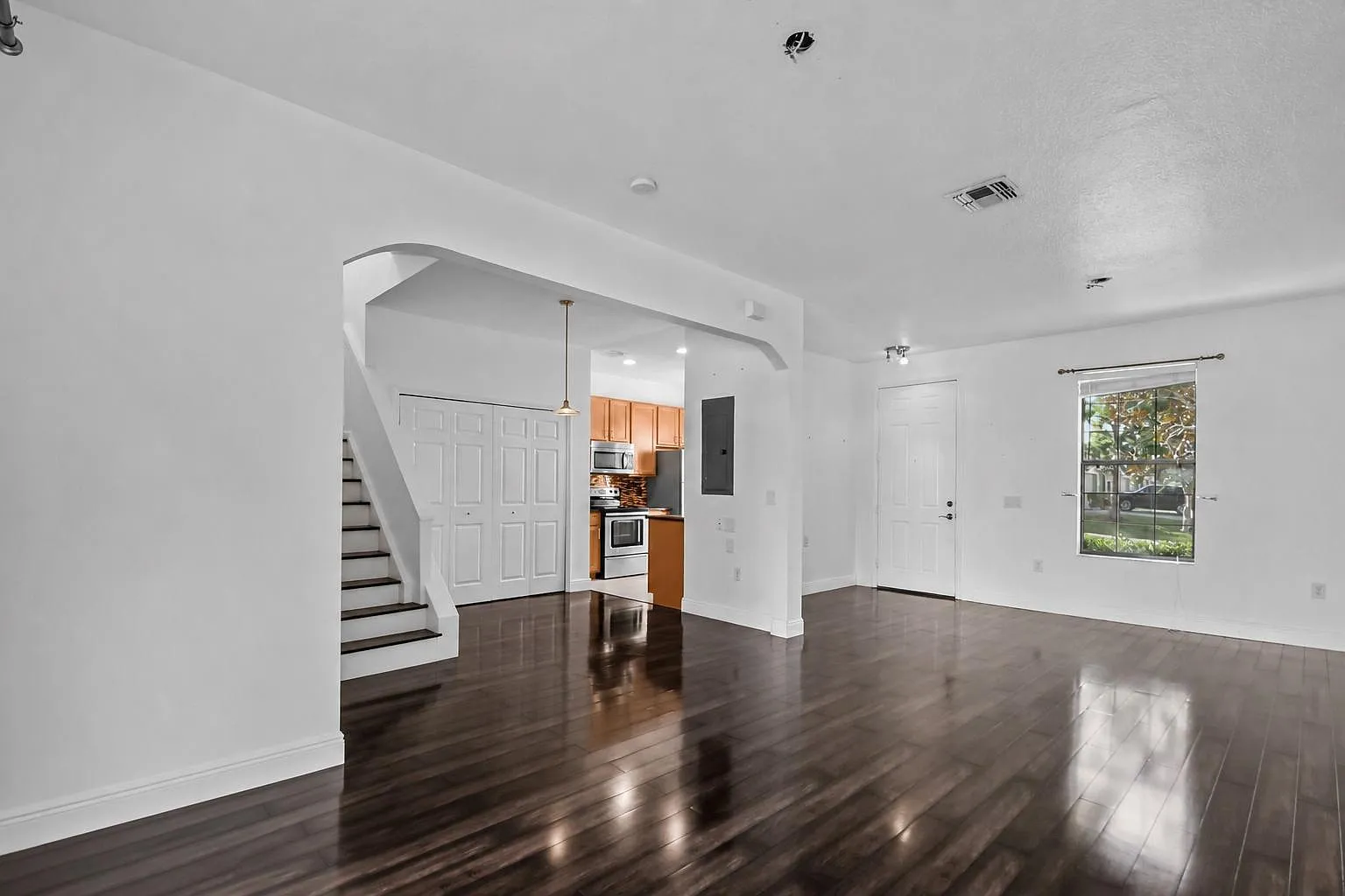 2 bed, 2.5 bath, 1375 sqft, $2,400 — Photo 3