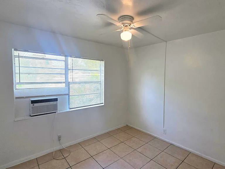 225 S B St #3 — Photo 1