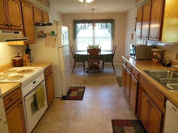4th image of 418 S Meadow Dr