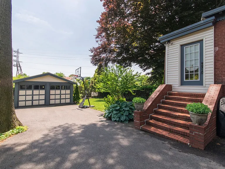 104 Rochelle Ave — Photo 31
