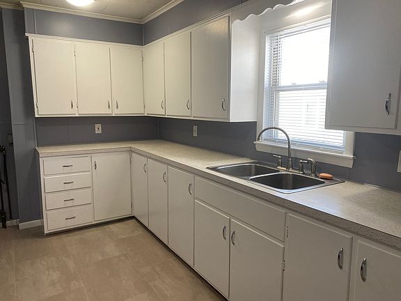 Large kitchen with counter space and great storage cabinets