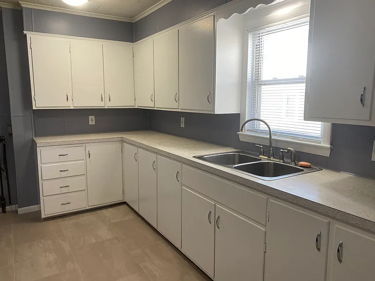 Large kitchen with counter space and great storage cabinets