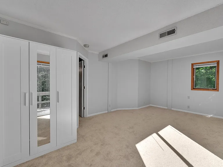 Knollwood Ct W — Photo 3