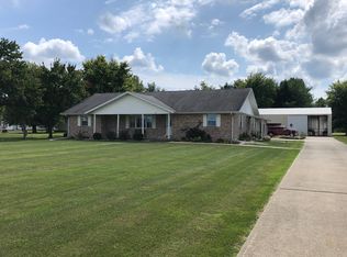 607 W 12th St, Flora, IL 62839