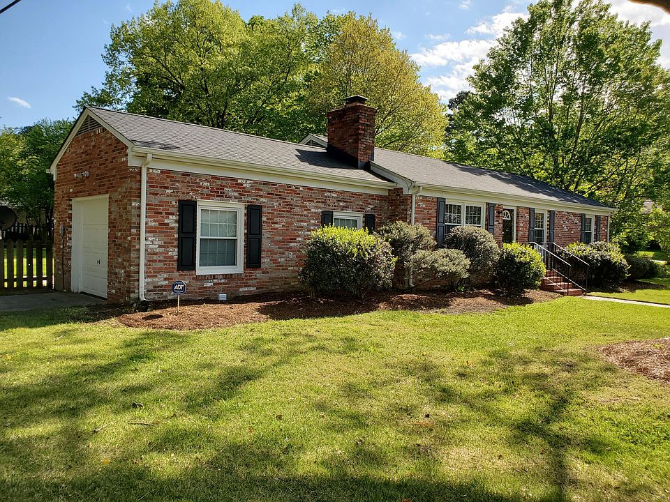 1st image of 100 Willow Dr