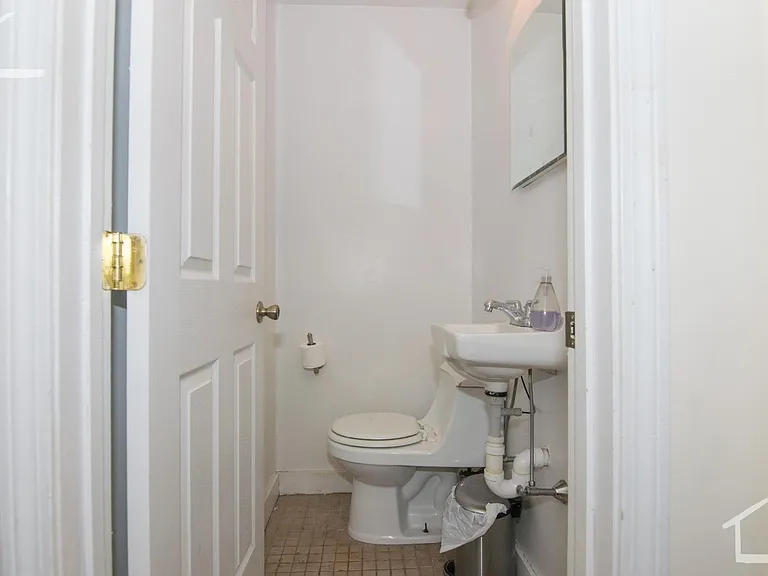 64 Egmont St #1 — Photo 9