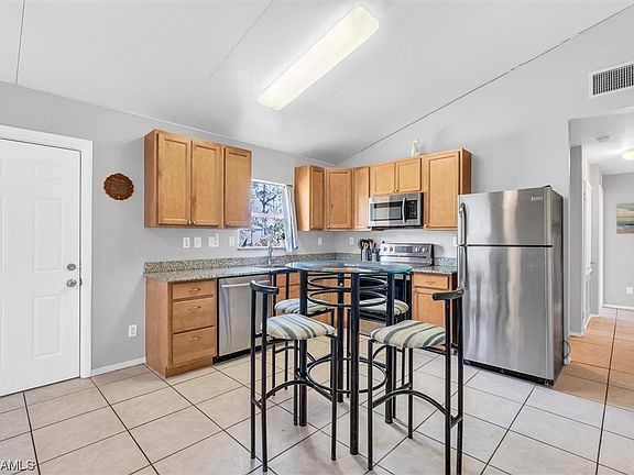 5th image of 918 Clayton Ave