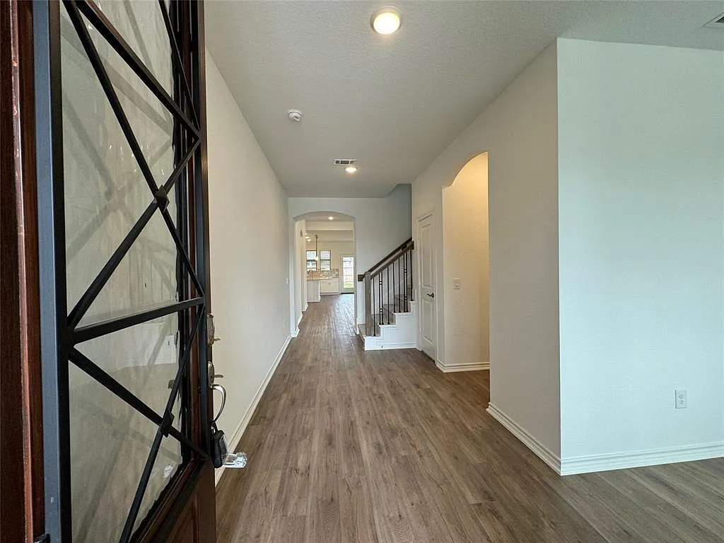 4 bed, 2.5 bath, 2700 sqft, $2,800 — Photo 3