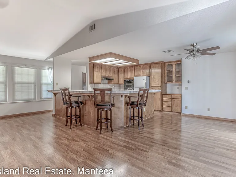 1635 Crom St — Photo 14