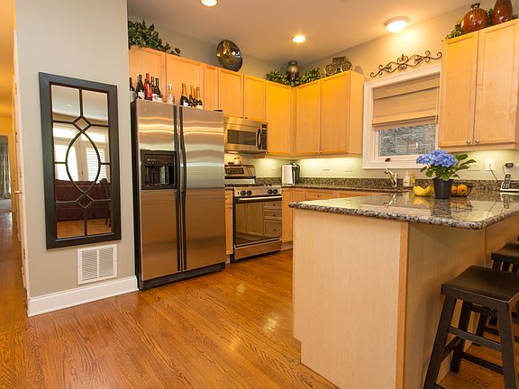3rd image of 840 W Diversey Pkwy APT 2E
