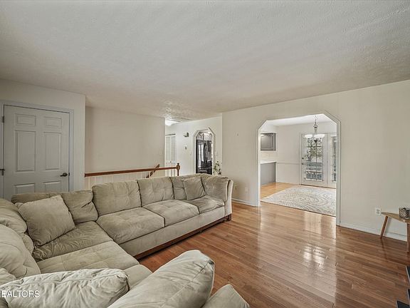 5th image of 101 Hooper Ct