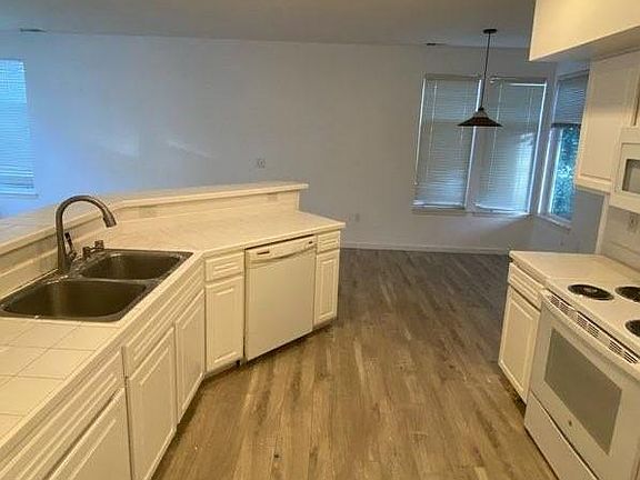 5th image of 22760 NE 4th Pl