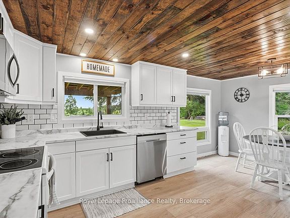 3rd image of 596 Courneya Rd