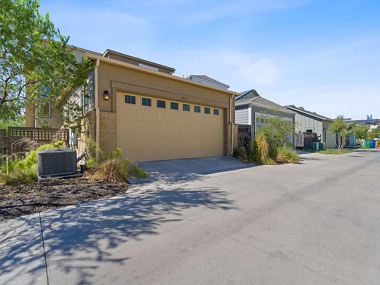 4201 Nitschke St — Photo 35