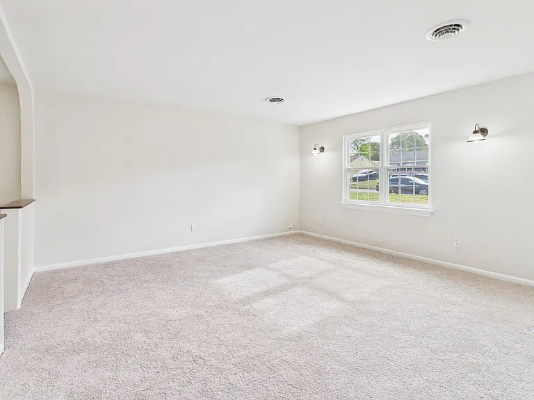 2336 Sara Ln — Photo 5