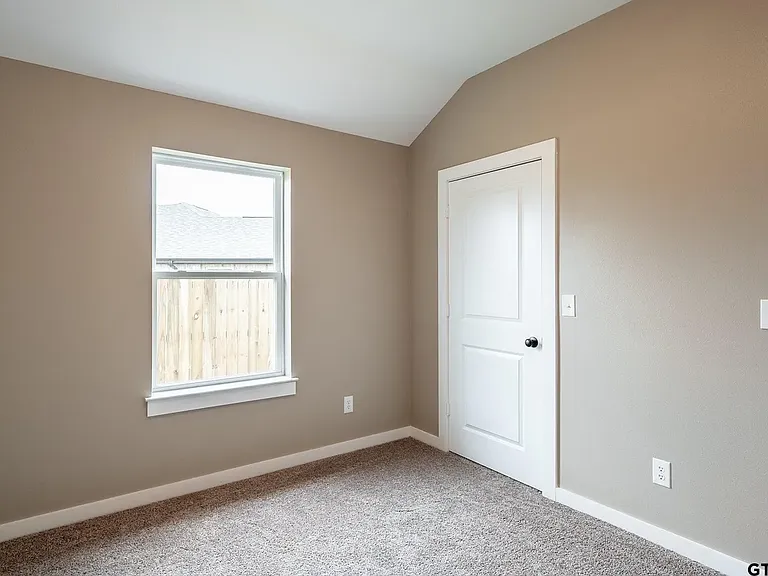 17115 Meadowview Ln — Photo 4