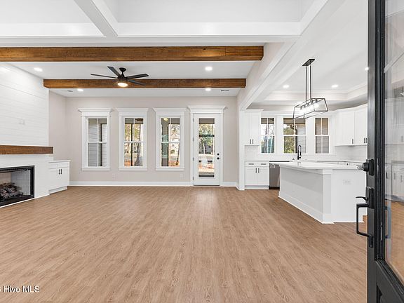 5th image of 822 Shoreline Drive W