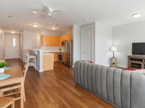 1101 W 1st St APT 212, Charlotte, NC 28202