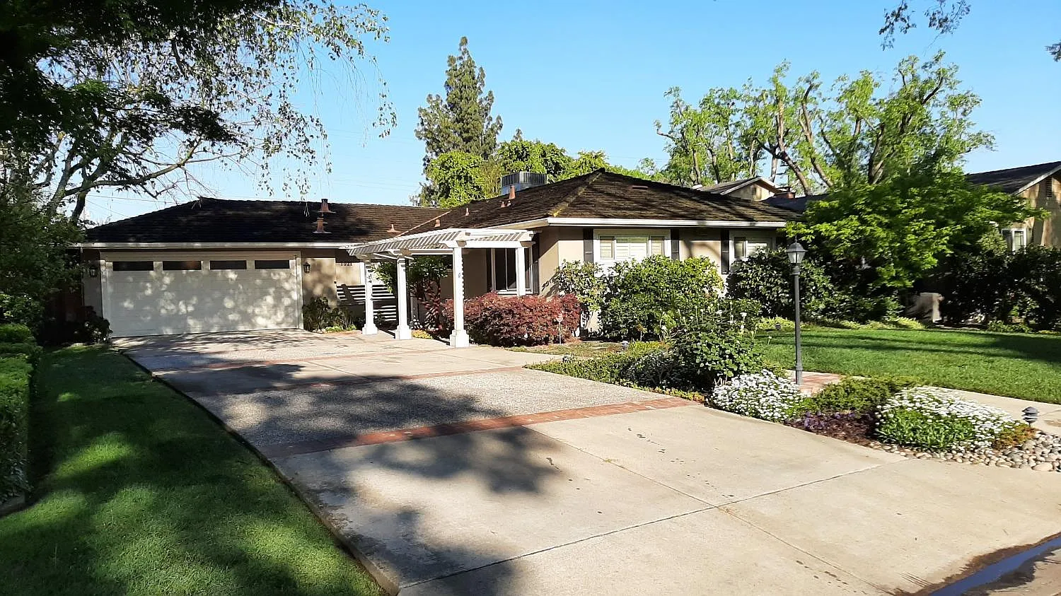 1021 Wellesley Ave photo 1