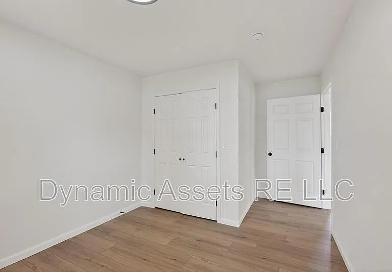 542 E 23rd St — Photo 21