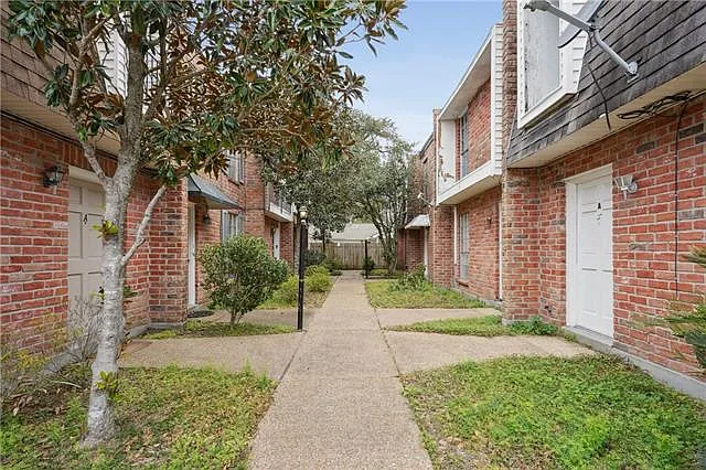 2 bed, 1.5 bath, 1050 sqft, $1,400 — Photo 2