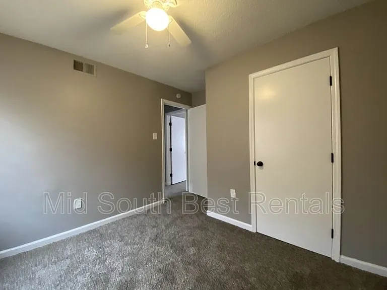 2120 Bennett Ave — Photo 2