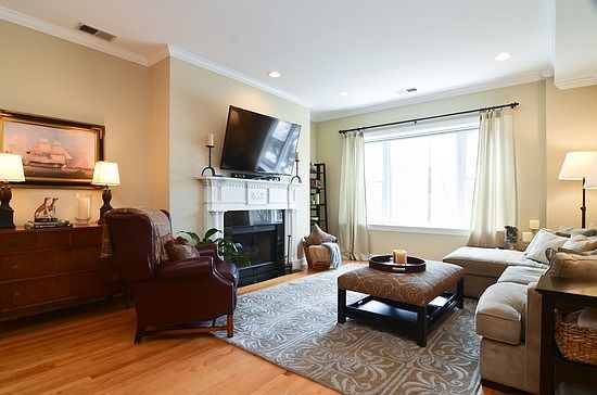 3rd image of 859 N La Salle Dr APT 2